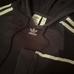 adidas パーカーの画像