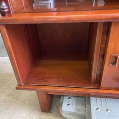 J7B2361 飾り棚 木製 茶箪笥 タンス 茶棚 キャビネット 置床 サイドボード 和 家具 和室 ガラス板 引戸 レトロ アンティーク インテリアの画像