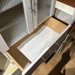 ガラス扉 引出し 付き キッチン収納棚の画像