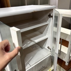 ガラス扉 引出し 付き キッチン収納棚の画像