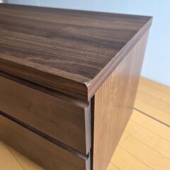 未使用訳あり 天然木アルダー材のベンチチェスト 幅120cm幅 2段5杯 ブラウン》ベンチタイプ モダン ローボード 北欧 TV台 テレビボードの画像