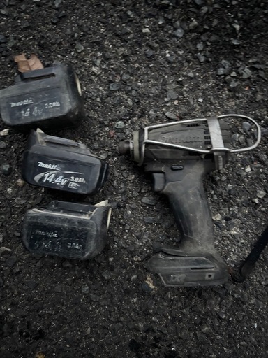 マキタ　インパクト　本体＋14v 3.0ahバッテリー3個