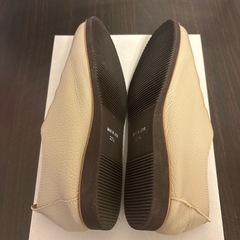 フィーノ　グレージュ　シュリンクレザー フラットシューズ　22.5 日本製の画像