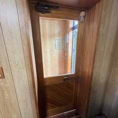 木製ドアの画像