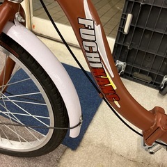 K2510-209 FUCHIKANG 3輪車 鍵なし ブラウン 20インチ タイヤ空気なし ※パンクの確認や空気入れ等のサービスは行っておりません。 ※車体番号がない為、防犯登録ができないかもしれません。 キズ汚れ有りの画像