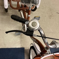 K2510-209 FUCHIKANG 3輪車 鍵なし ブラウン 20インチ タイヤ空気なし ※パンクの確認や空気入れ等のサービスは行っておりません。 ※車体番号がない為、防犯登録ができないかもしれません。 キズ汚れ有りの画像