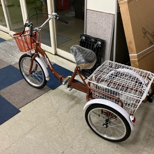 K2510-209 FUCHIKANG 3輪車 鍵なし ブラウン 20インチ タイヤ空気なし ※パンクの確認や空気入れ等のサービスは行っておりません。 ※車体番号がない為、防犯登録ができないかもしれません。 キズ汚れ有り