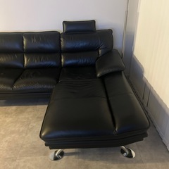 ブラックレザーソファーの画像