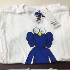 【🍀貴重】【新品・タグ付き】KAWS UNIQLO カウズ ユニクロ コラボ 半袖シャツ 150サイズの画像