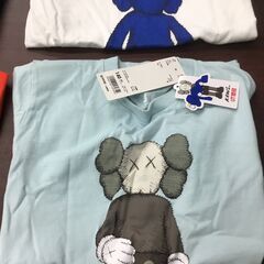 【🍀貴重】【新品・タグ付き】KAWS UNIQLO カウズ ユニクロ コラボ 半袖シャツ 150サイズの画像
