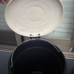 ニトリ　蓋付きペダル開閉ゴミ箱　の画像
