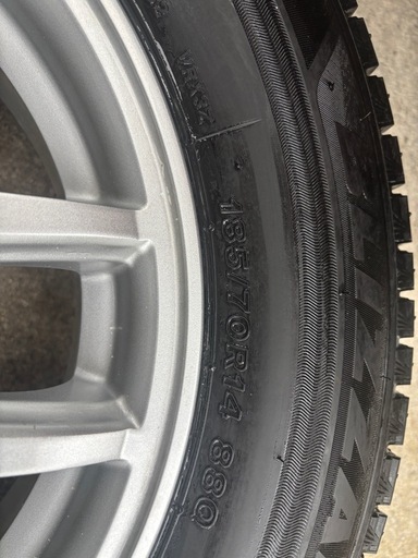 【取引中】2021年製　バリ山スタッドレスBS VRX3 中古 185/70R14 日産純正アルミホイール付き E12ノート