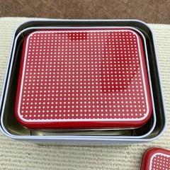スチール製食品保存容器 四角形穴あき蓋付き3個の画像