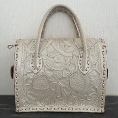GRACE CONTINENTAL Carving Tribes バッグ S パールホワイトの画像