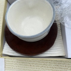 木製ソーサーと白い陶器カップ5個セットの画像