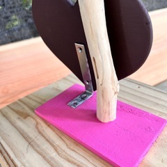 ピンク色のビーチ看板の画像