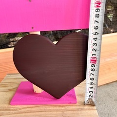 ピンク色のビーチ看板の画像