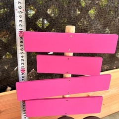 ピンク色のビーチ看板の画像