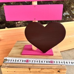 ピンク色のビーチ看板の画像