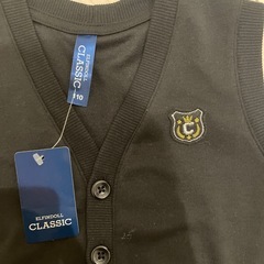 西松屋　黒ベスト　110  タグ付きの画像