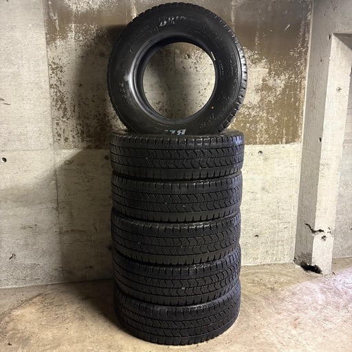 B-39 タイヤ 中古 BRIDGESTONE STUDLESS BLIZZAK W989  
225/70R16 117/115N LT 24年製