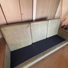 値下げしました！ クッションandオットマン付き！大人1人寝れます。
三人掛けソファーの画像