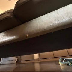 値下げしました！ クッションandオットマン付き！大人1人寝れます。
三人掛けソファーの画像