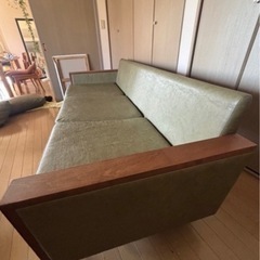 値下げしました！ クッションandオットマン付き！大人1人寝れます。
三人掛けソファーの画像