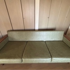 値下げしました！ クッションandオットマン付き！大人1人寝れます。
三人掛けソファーの画像