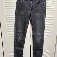 女性ものgapブルーデニムとノーブランドブラックデニム　の画像