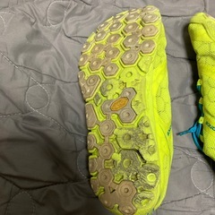 蛍光イエローのNew Balanceスパイクシューズの画像