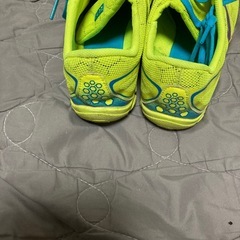 蛍光イエローのNew Balanceスパイクシューズの画像
