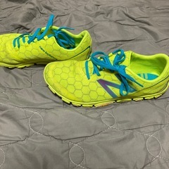 蛍光イエローのNew Balanceスパイクシューズの画像