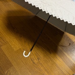 白地にピンクストライプの日傘 折りたたみの画像
