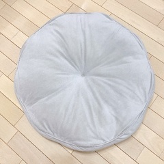 デコホーム ニトリ 花モチーフ円形クッション グレーの画像