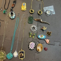 まとめ売り　アクセサリー　ブローチ　ネックレス　髪留め　ブレスレットなどの画像