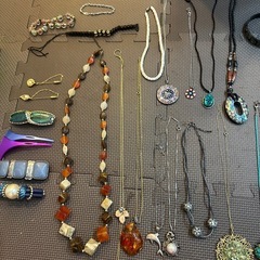 まとめ売り　アクセサリー　ブローチ　ネックレス　髪留め　ブレスレットなどの画像
