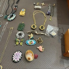 まとめ売り　アクセサリー　ブローチ　ネックレス　髪留め　ブレスレットなどの画像