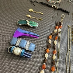 まとめ売り　アクセサリー　ブローチ　ネックレス　髪留め　ブレスレットなどの画像
