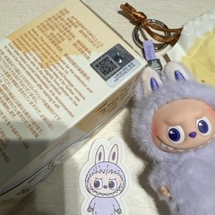 正規品　ラブブ　イニシャル　E
パープル　ぬいぐるみ　キーホルダーの画像