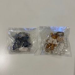 くま ベアブリック風 キーホルダー カップル お揃い ペアキーホルダー　ゴールド 青 の画像