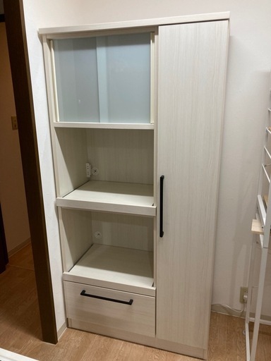 ホワイト木製食器棚 スライド式ガラス扉