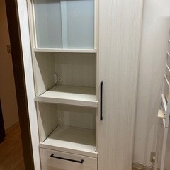 ホワイト木製食器棚 スライド式ガラス扉の画像
