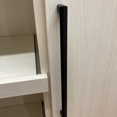 ホワイト木製食器棚 スライド式ガラス扉の画像