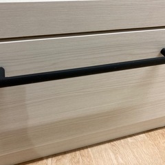 ホワイト木製食器棚 スライド式ガラス扉の画像