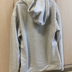 取引終了【部屋着・未使用品】韓国の露店で購入したパーカー supreme風？着る出番がないので！1000円以下で譲りますの画像