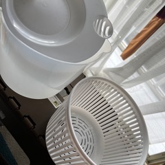 回転式野菜水切り器　手動の画像
