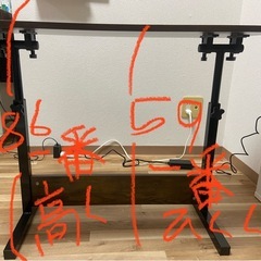 高さ調節可能な机の画像