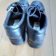 婦人スニーカー👟タイプ　カジュアルシューズ　未使用タグ付き　ブラックレザー　サイズ22cmの画像