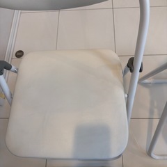 白い折り畳み椅子4脚セットの画像